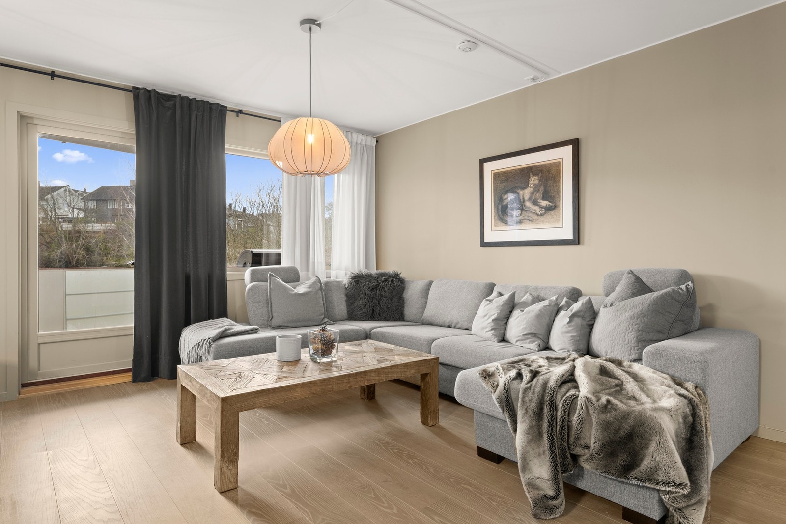 Stuen har eikeparkett, store vindusflater og utgang til balkong mot sørvest. Galleribilde