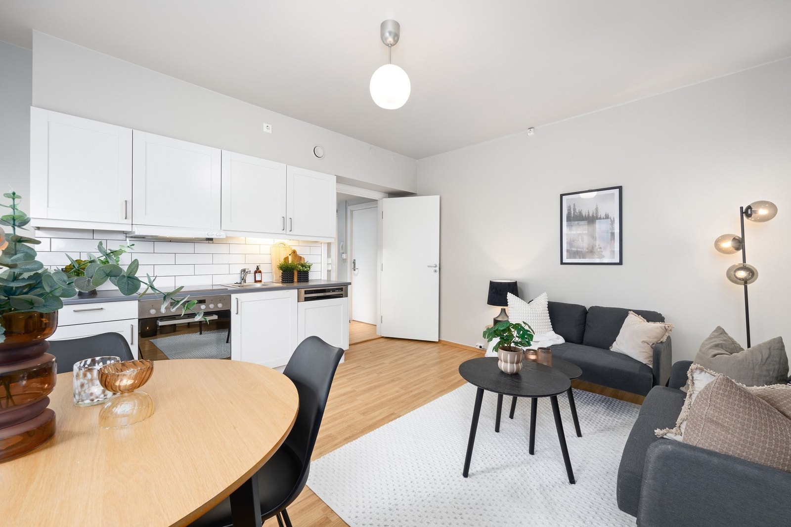 Leiligheten er oppvarmet via radiatorer (jordvarme). Varme og varmtvann er inkl. i fellesutgiftene. Det er også balansert ventilasjon. Galleribilde