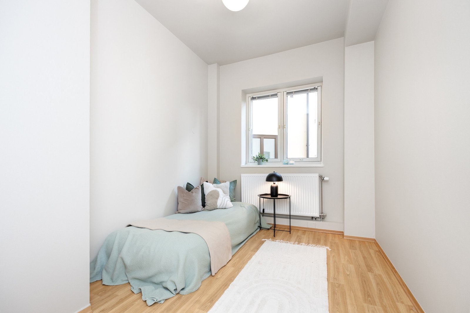 Soverom 2 ligger vendt mot bakgården og passer godt som kontor, barnerom eller gjesterom. Man kan også leie ut rommet. Galleribilde