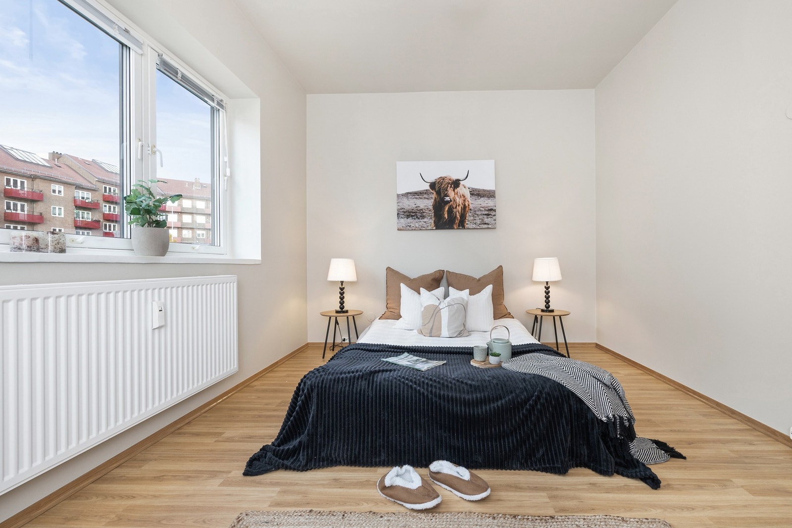 Hovedsoverom av god størrelse hvor det er fin plass til dobbeltseng med nattbord Galleribilde