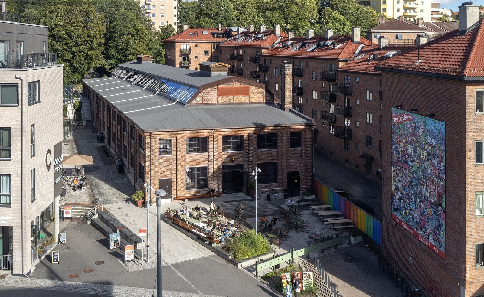 Populære Carls med kafé, vinbar, restaurant og to arrangementsrom som byr på blant annet quiz, sportsvisninger, konserter og afterwork. Galleribilde