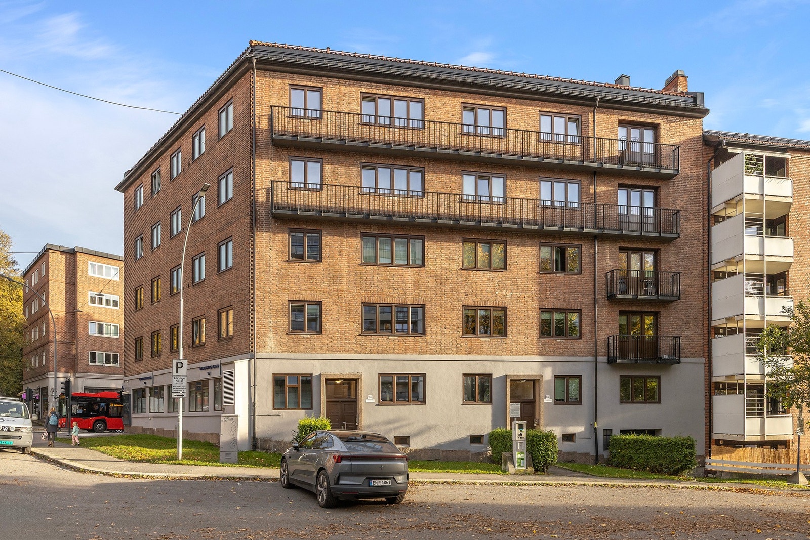 Leiligheten er plassert på byggets bakside. Mursteinsgård fra 1937 som ble betydelig oppgradert fra 2010-2012 med nytt tak, nye vinduer, elektrisk, jordvarme, solcellepaneler etc. Galleribilde