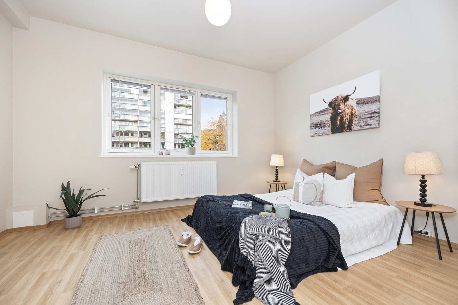 Leiligheten har to soverom, hvor hovedsoverommet er meget romslig og vender mot Jørgen Løvlands gate. Galleribilde