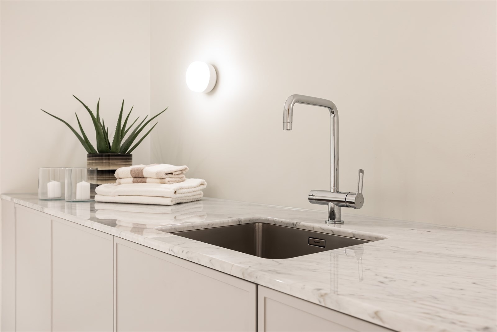 Kvalitet i alle ledd, her med benkeplate i marmor med underlimt kum Galleribilde