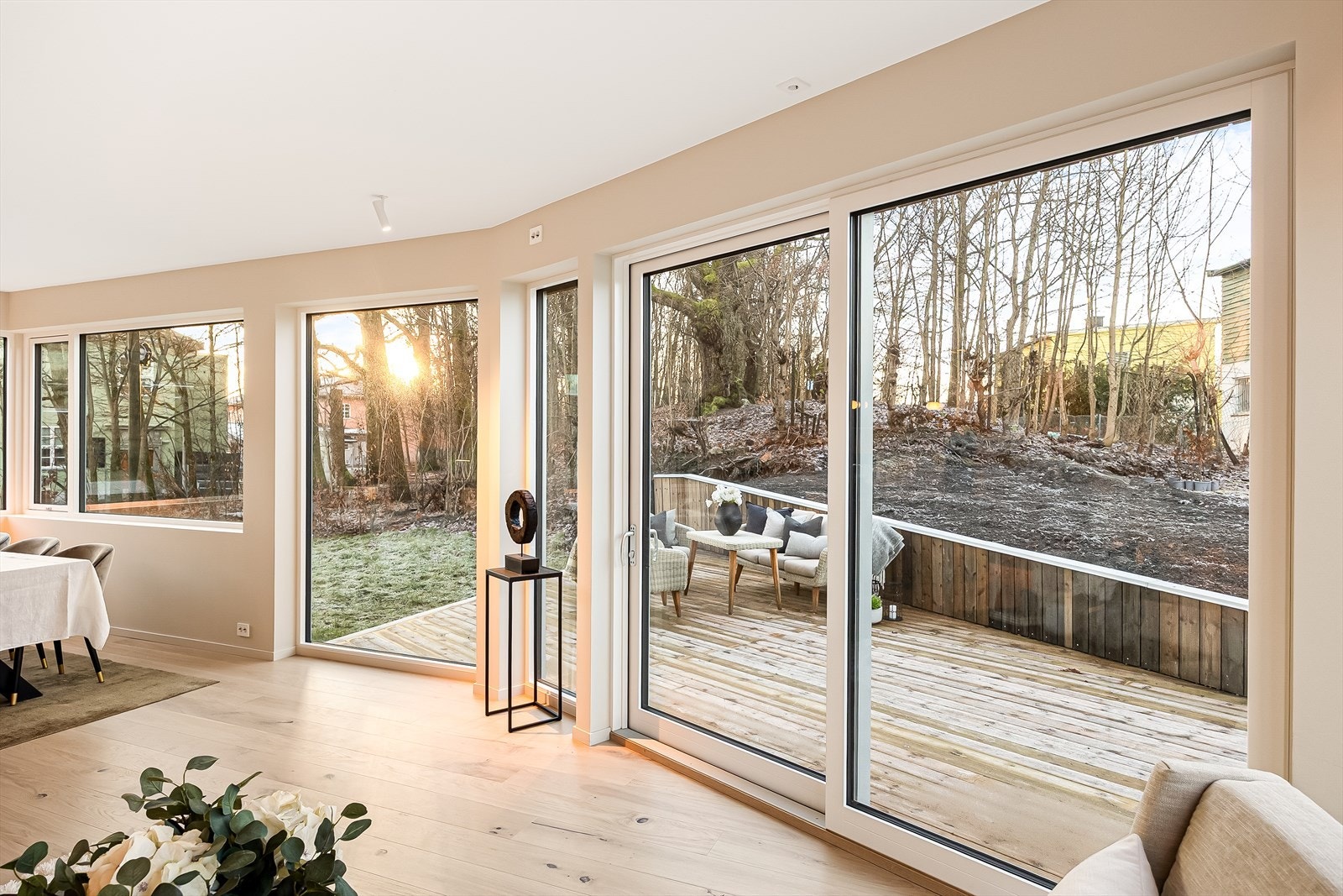 Innbydende sosial arena med mye vindusflater. Utgang fra stue til skjermet markterrasse på hele 34 m² Galleribilde