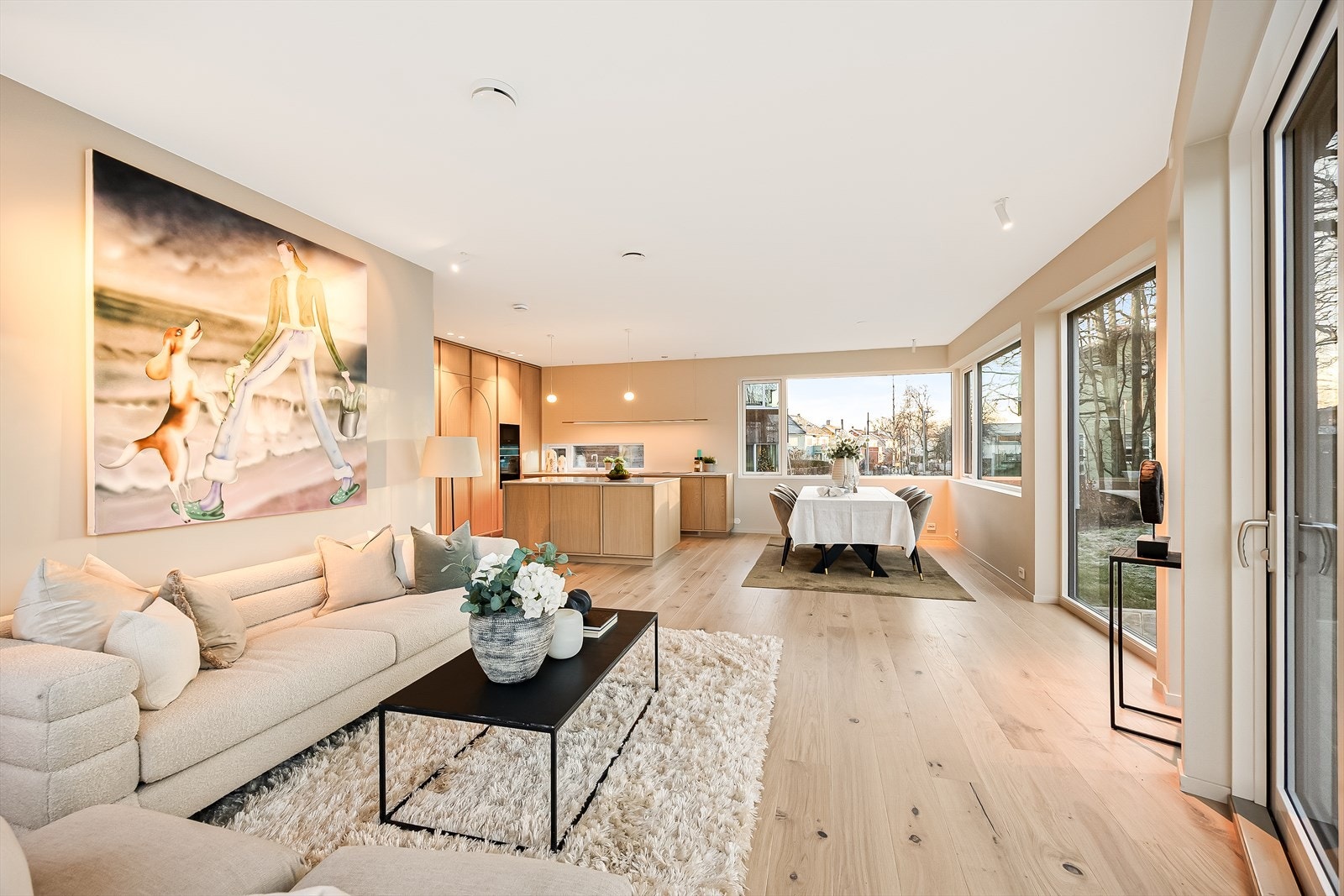 Her er det 1. stavs eikeparkett med vannbåren gulvvarme. Store vinduer gir en lys og luftig atmosfære Galleribilde