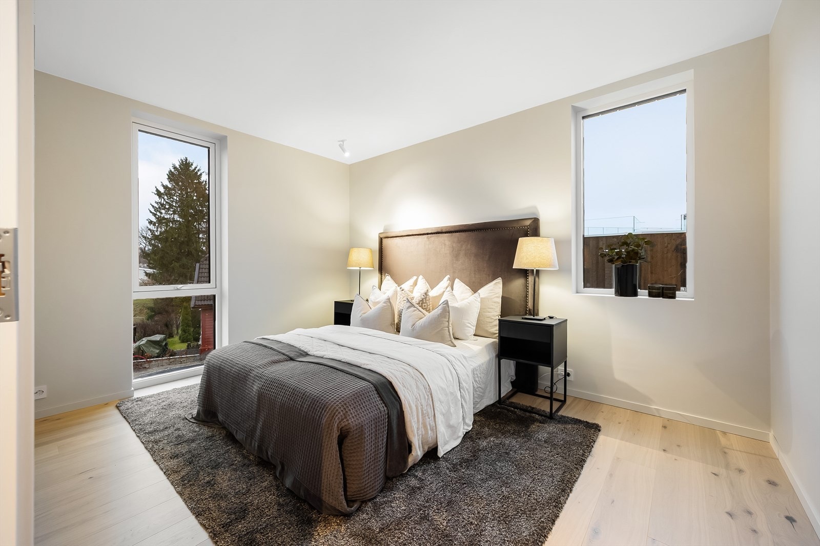 Hovedsoverommet er av god størrelse og byr på gode møbleringsalternativer Galleribilde