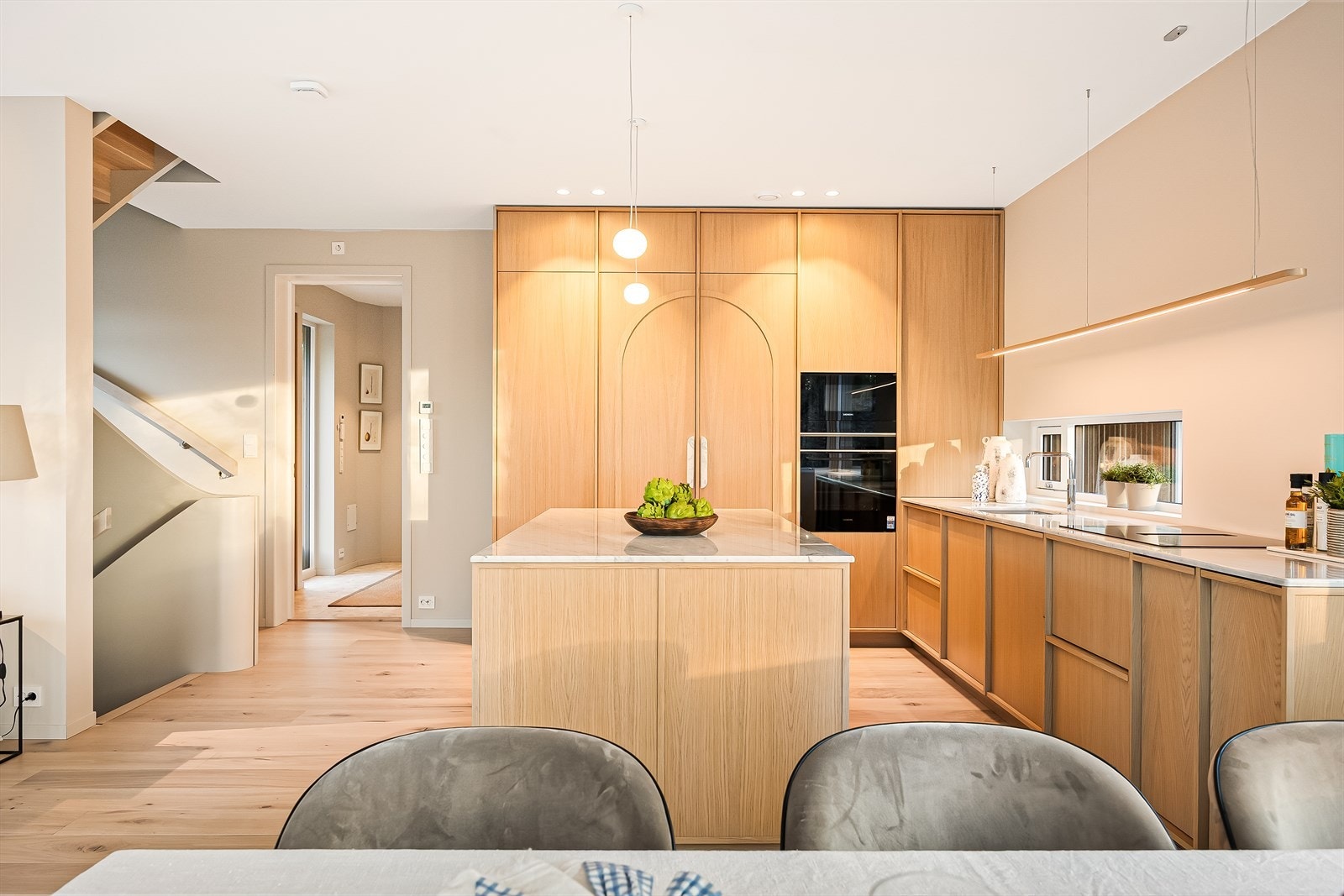 Rikelig med skap- og benkeplass. Kjøkkenøya rommer mye skuffeplass, og er et smykke i seg selv Galleribilde