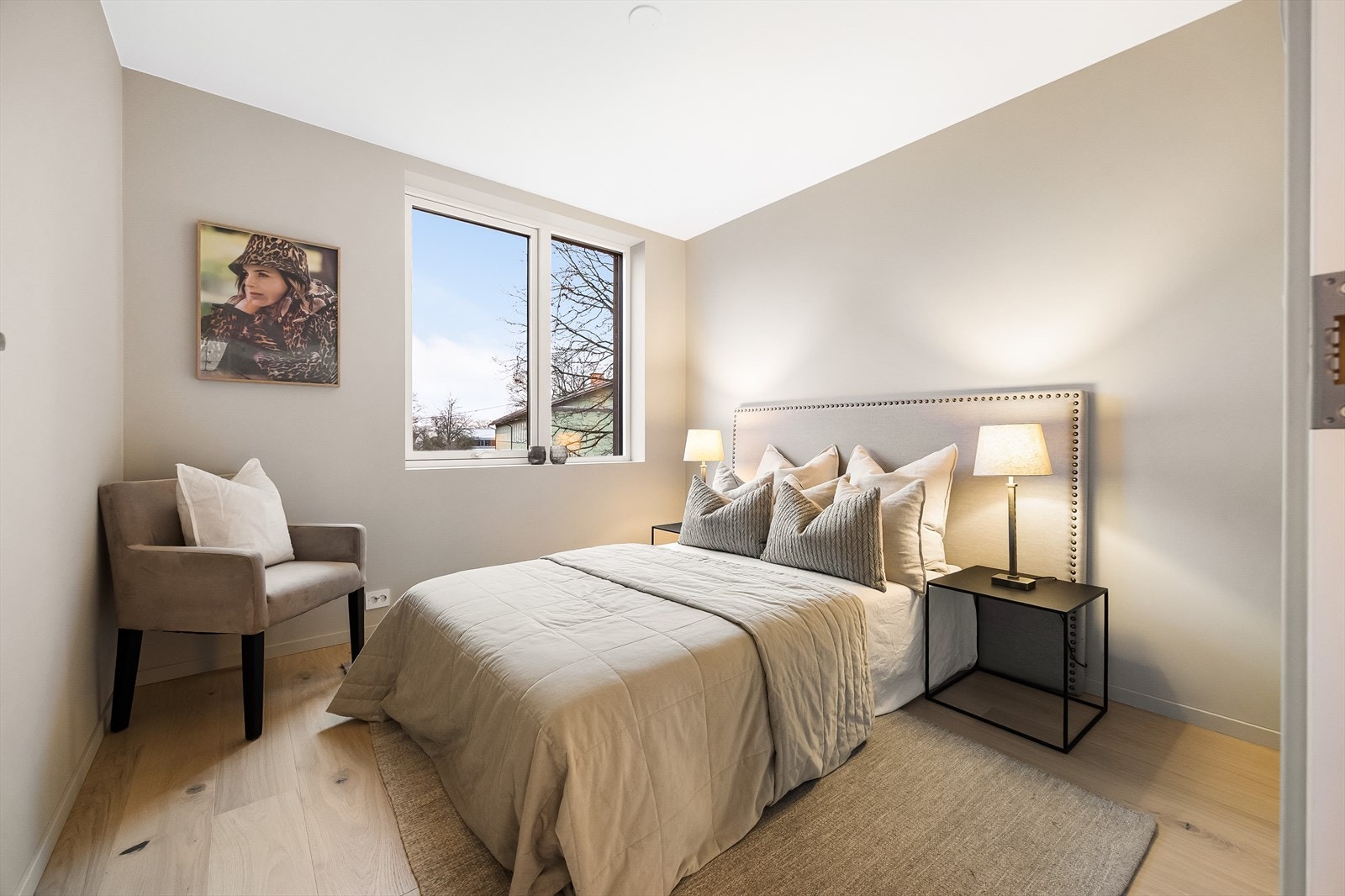 Soverom 2 har meget god plass til stor seng med nattbord på hver side, passer også utmerket som barnerom eller gjesterom hvis ønskelig Galleribilde