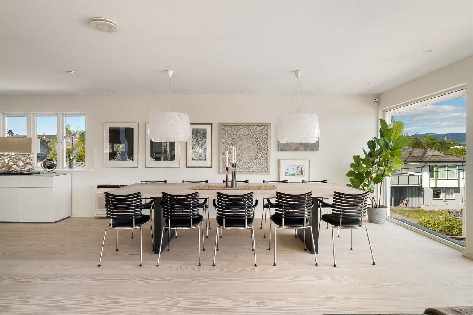 En fin ramme rundt hverdagsmiddagen og de morsomme familiefestene Galleribilde