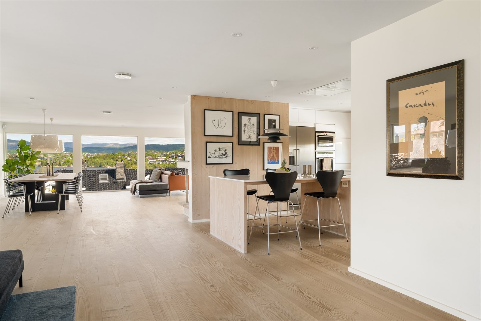 Legg merke til at det er videre brukt Dinesen-konsepter i både vegger på kjøkkenet, samt understell på kjøkkenøy og spisebord. Galleribilde