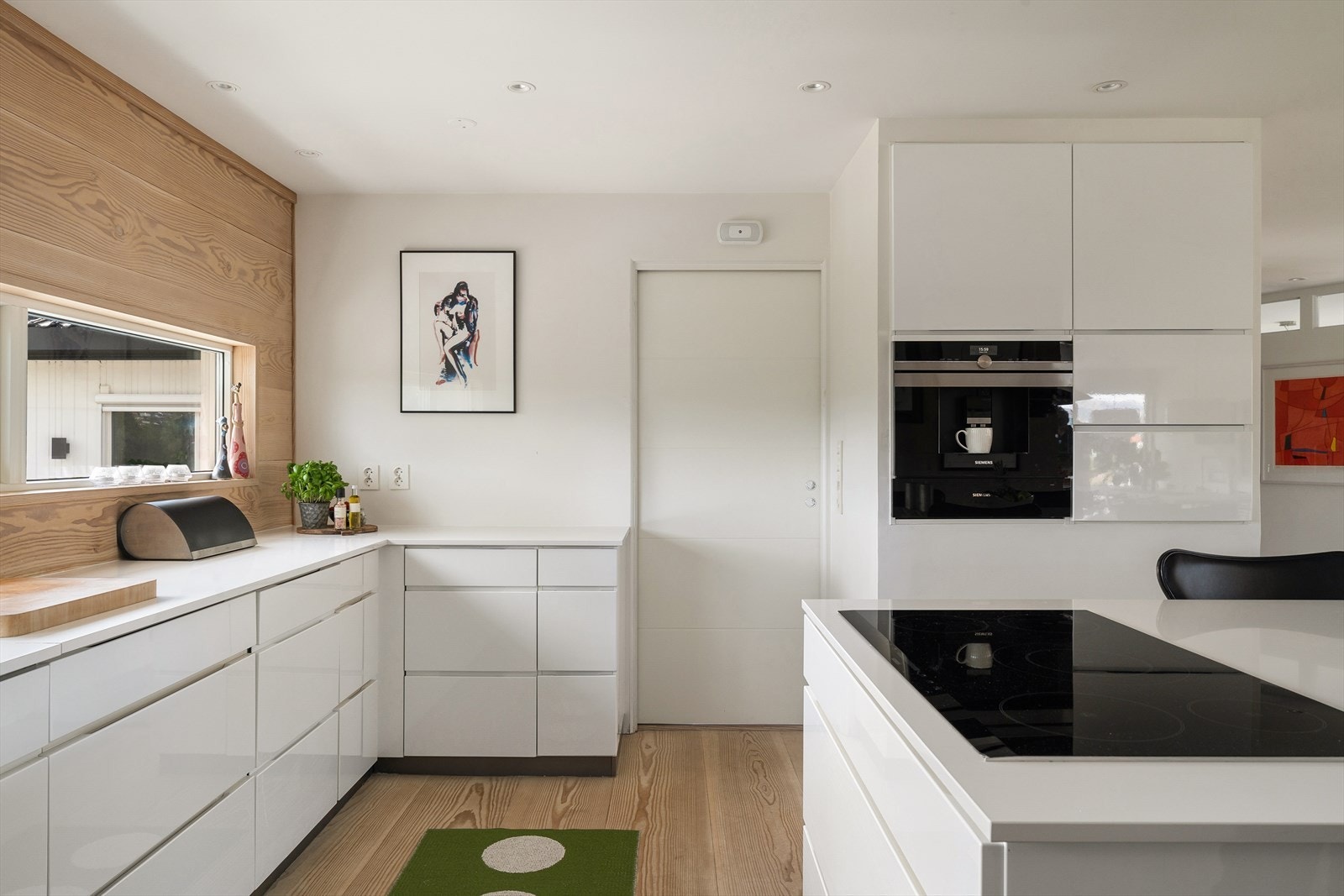 Fra kjøkkenet er det skyvedør til smart og flott vaskerom Galleribilde