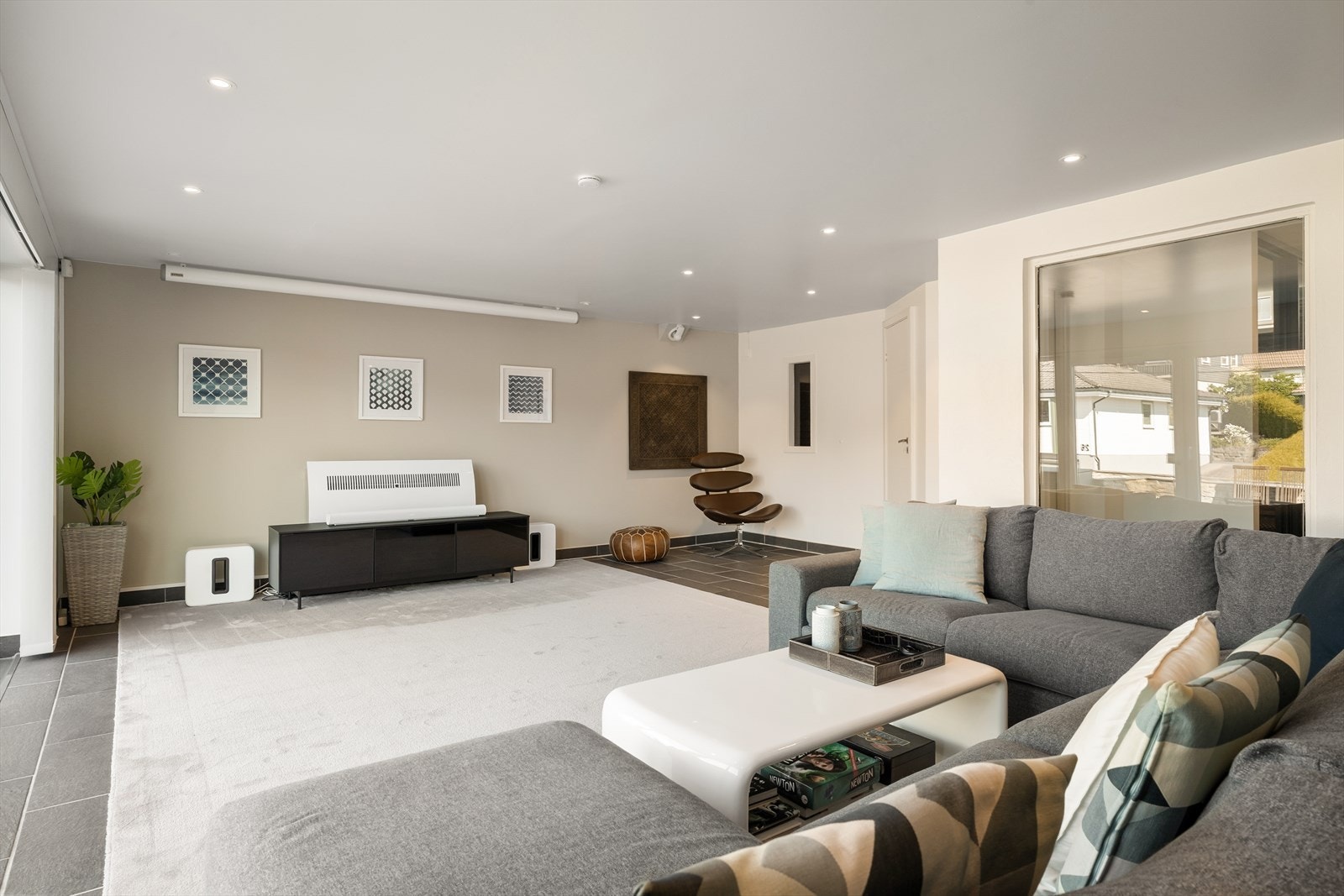 Tidligere var det basseng i dette rommet, det kan konverteres tilbake hvis man ønsker det. Galleribilde