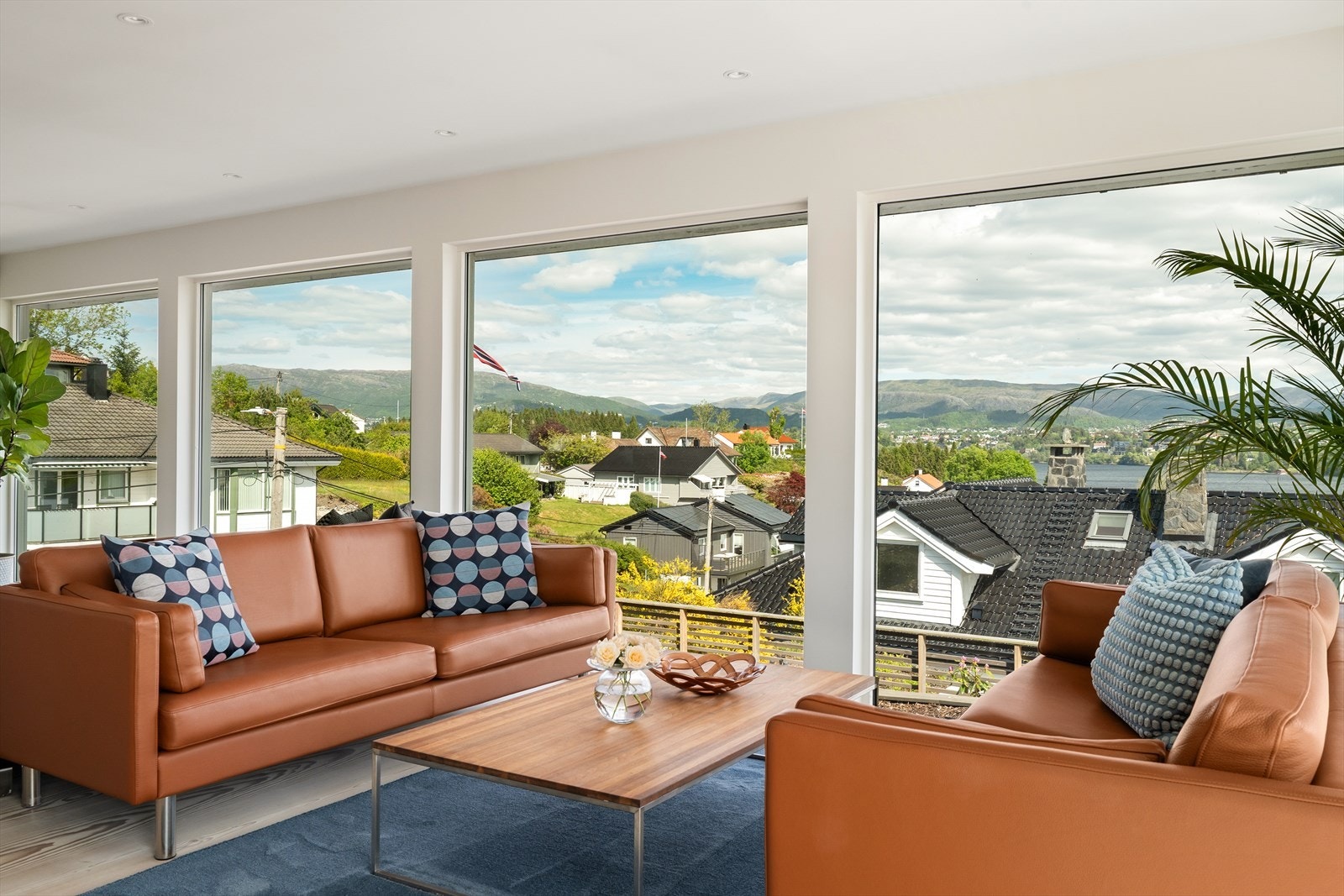 Det er utvendig automatisk solskjerming styrt via fjernkontroll Galleribilde