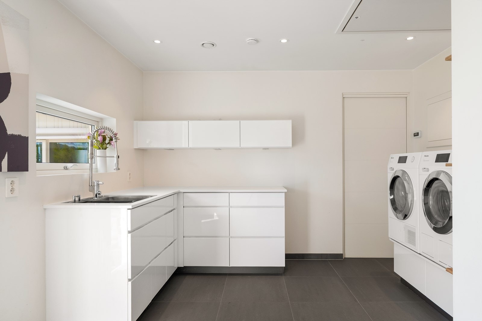 Stort og praktisk vaskerom. Galleribilde