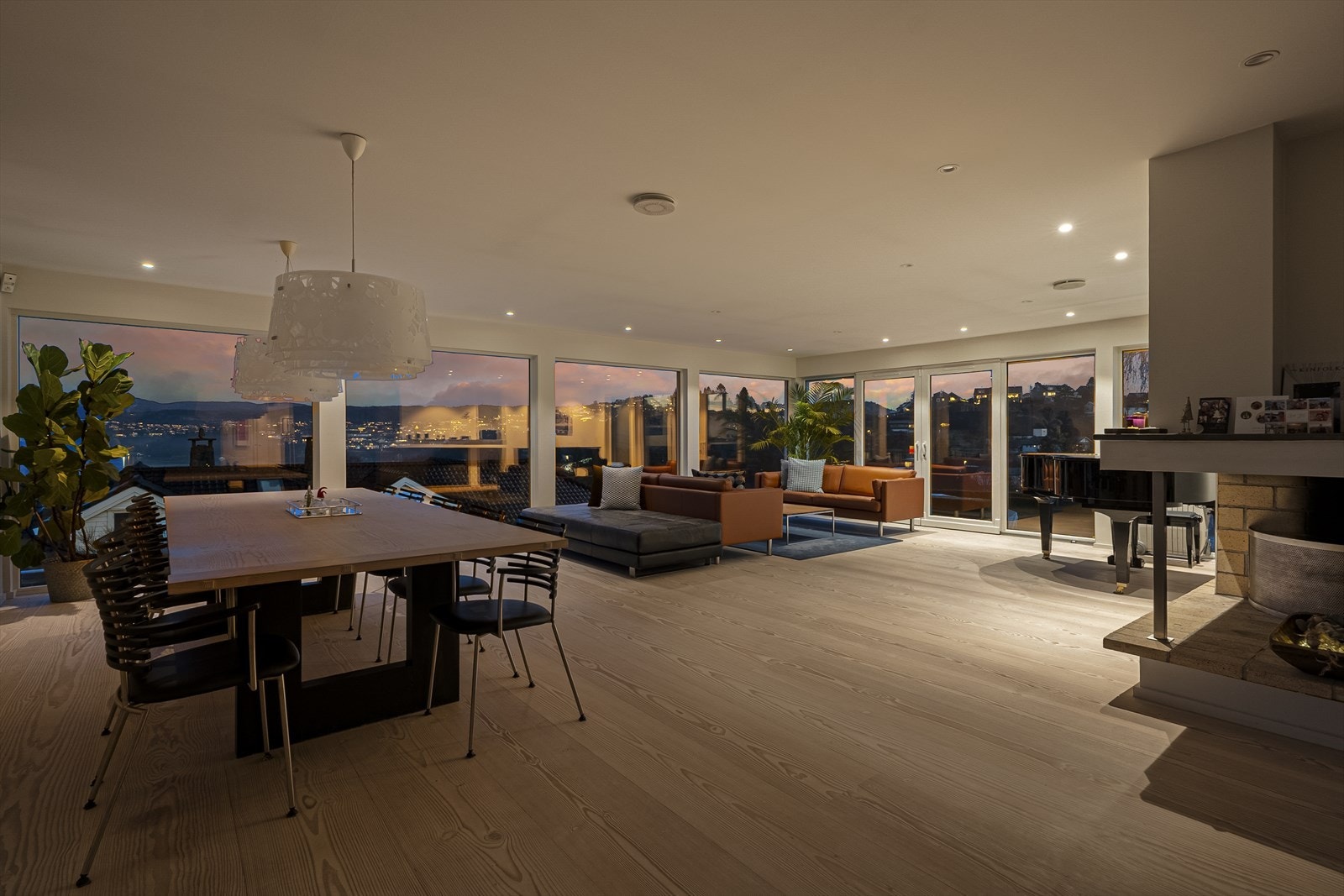 Velkommen til eksklusive Søvikhaugen 14 - Presentert av Therese Schütz Pettersen, Eiendomsmegler Norge. Galleribilde