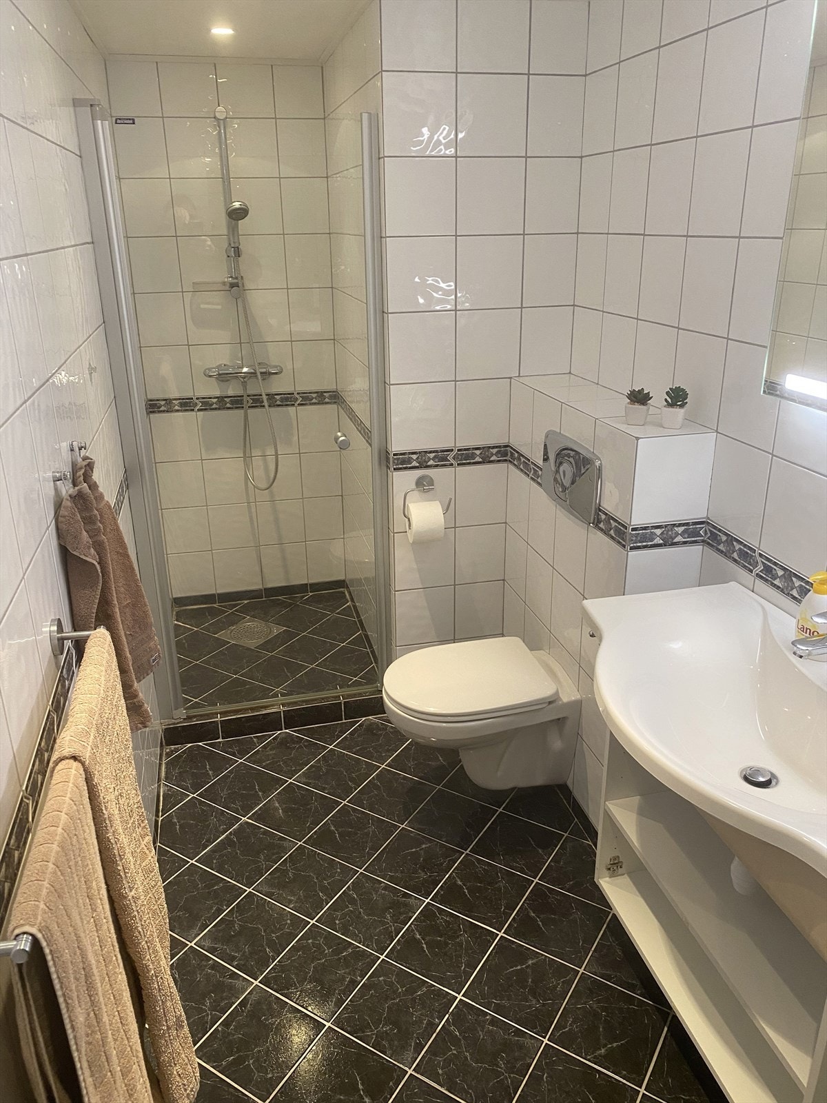 Badet i leiligheten er fra 2008. Galleribilde