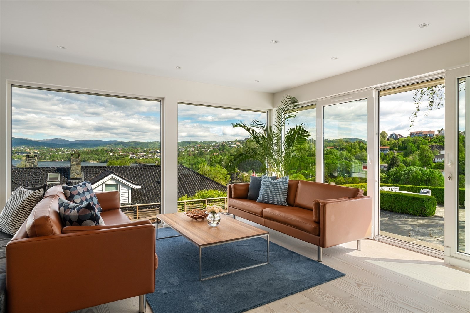 Med stor skyvedører ut til hagen blir grensen mellom ute og inne visket bort om sommeren. Galleribilde