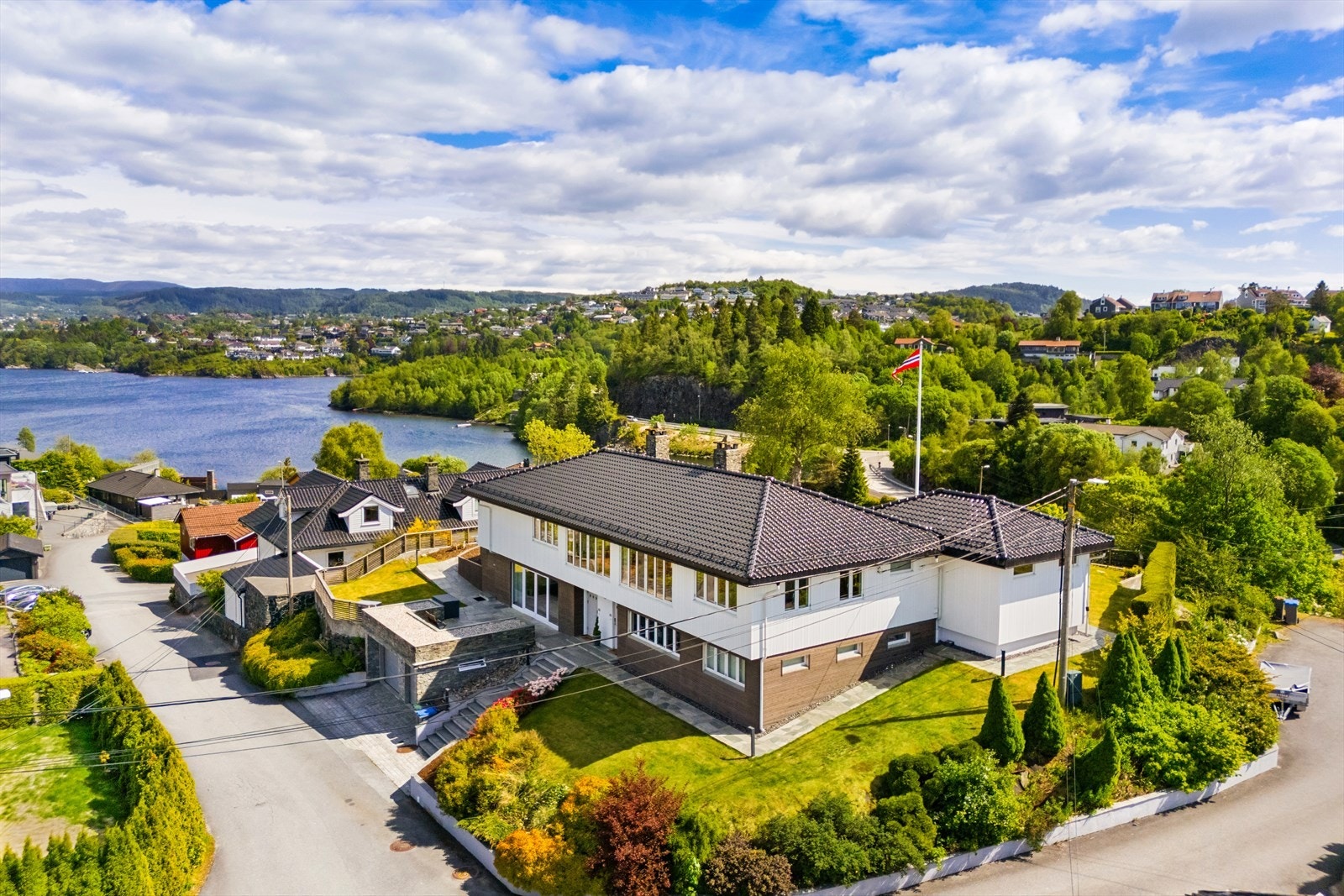 Det er lagt parklignende gangstier med skiferheller rundt eiendommen kombinert ved stemningsfull utebelysning Galleribilde