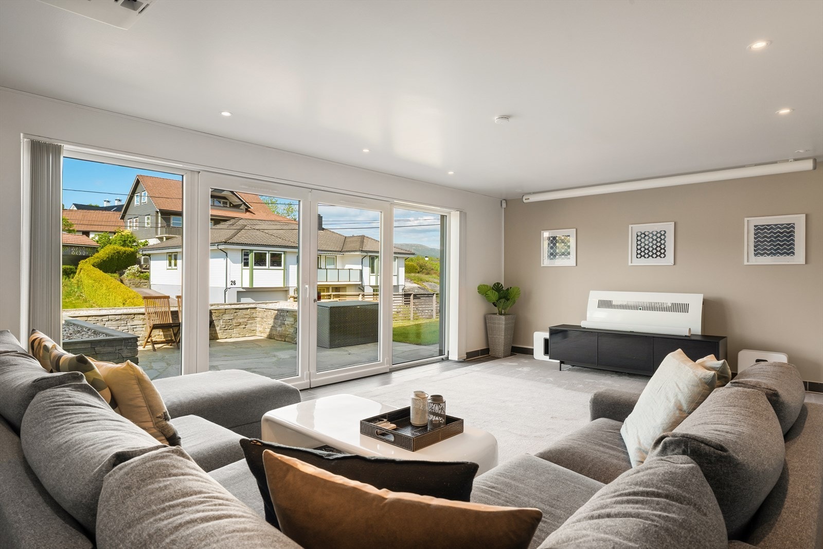 Også her er det valgt store skyvedører. Praktisk uansett valg av romsløsning. Galleribilde