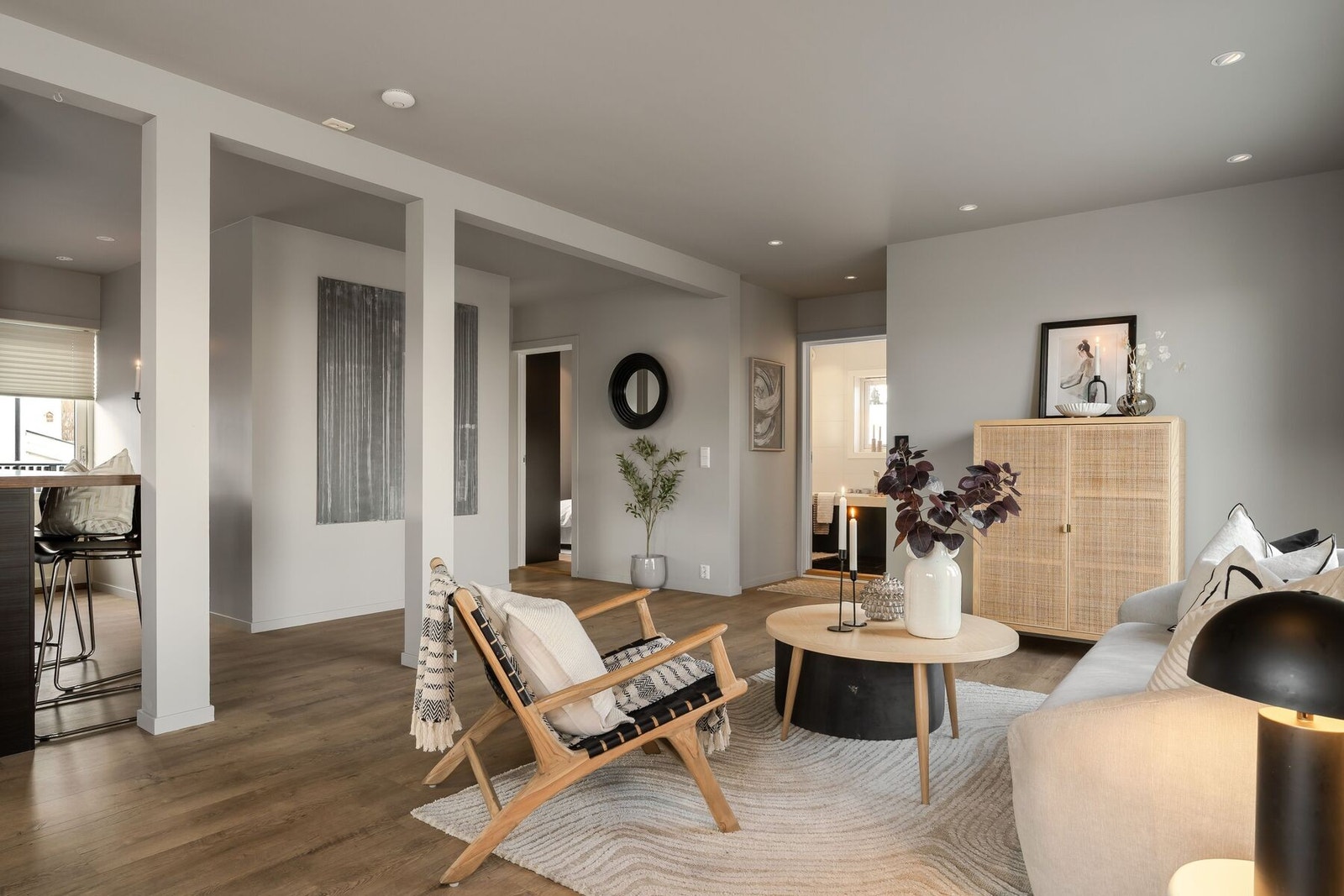 Her er det god plass til både sofa- og spisegruppe Galleribilde