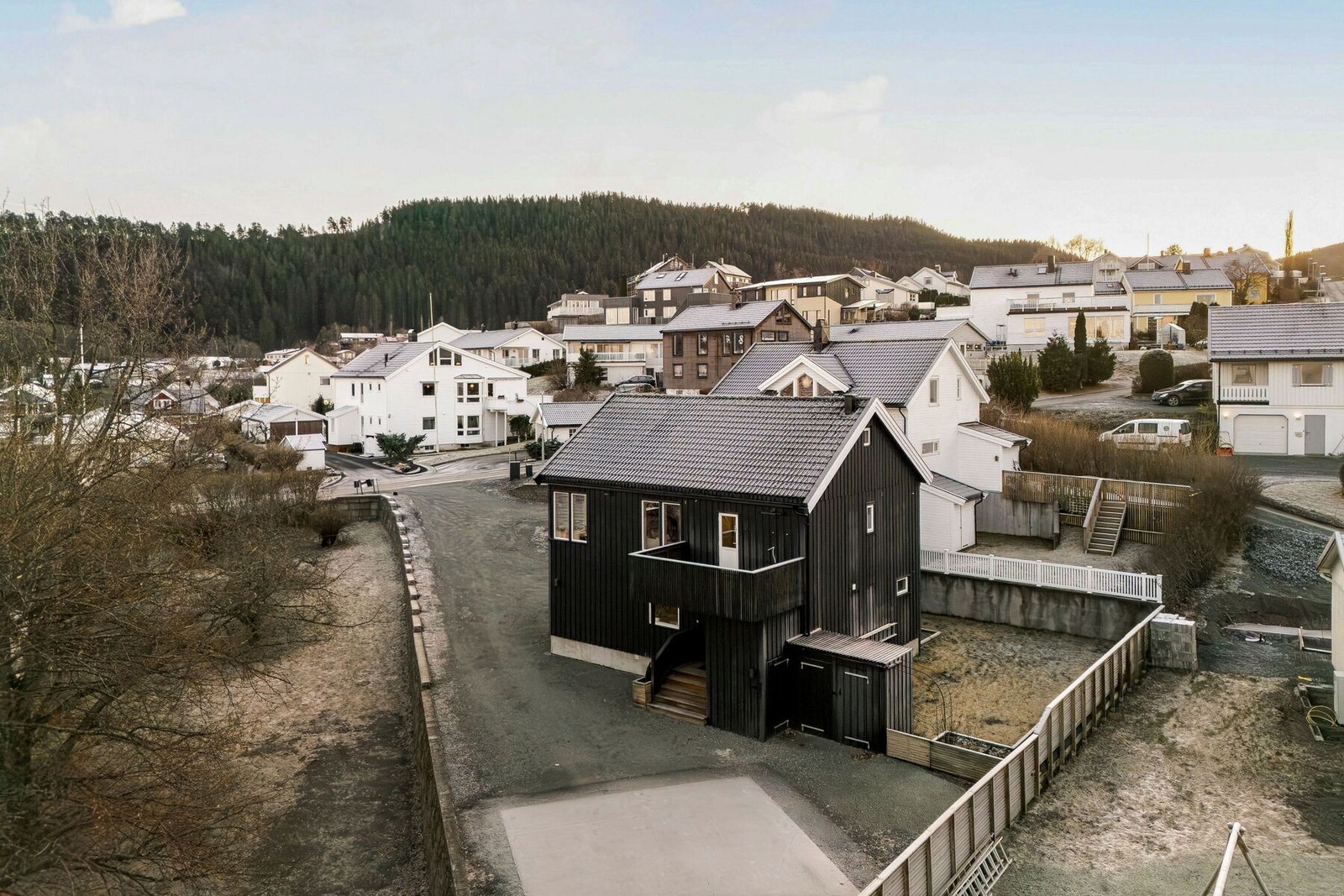 Dette er en hel tomannsbolig med tre leiligheter + loft Galleribilde
