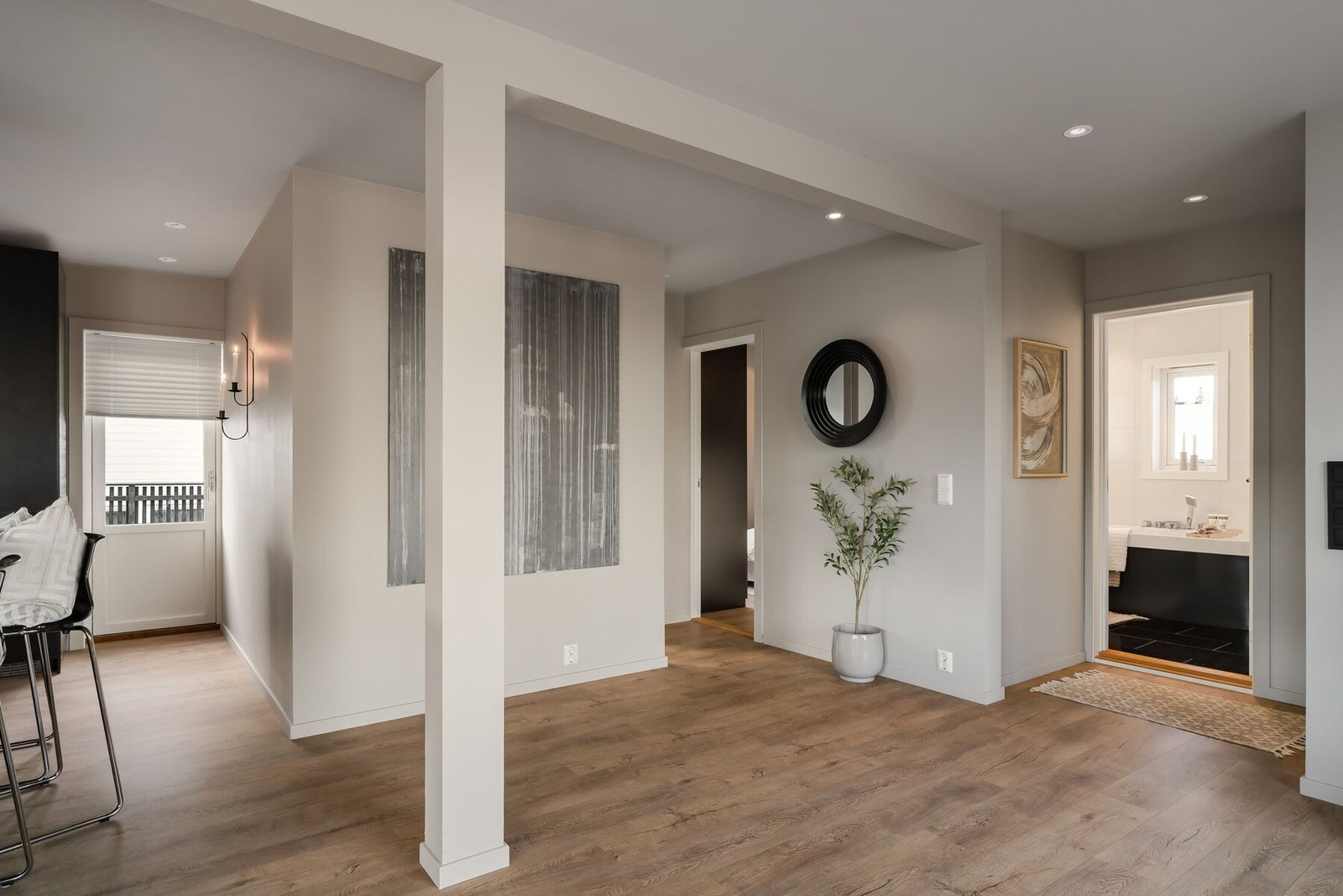 Til venstre har man utgang til sør-vestvendt veranda på ca. 16 kvm. Galleribilde