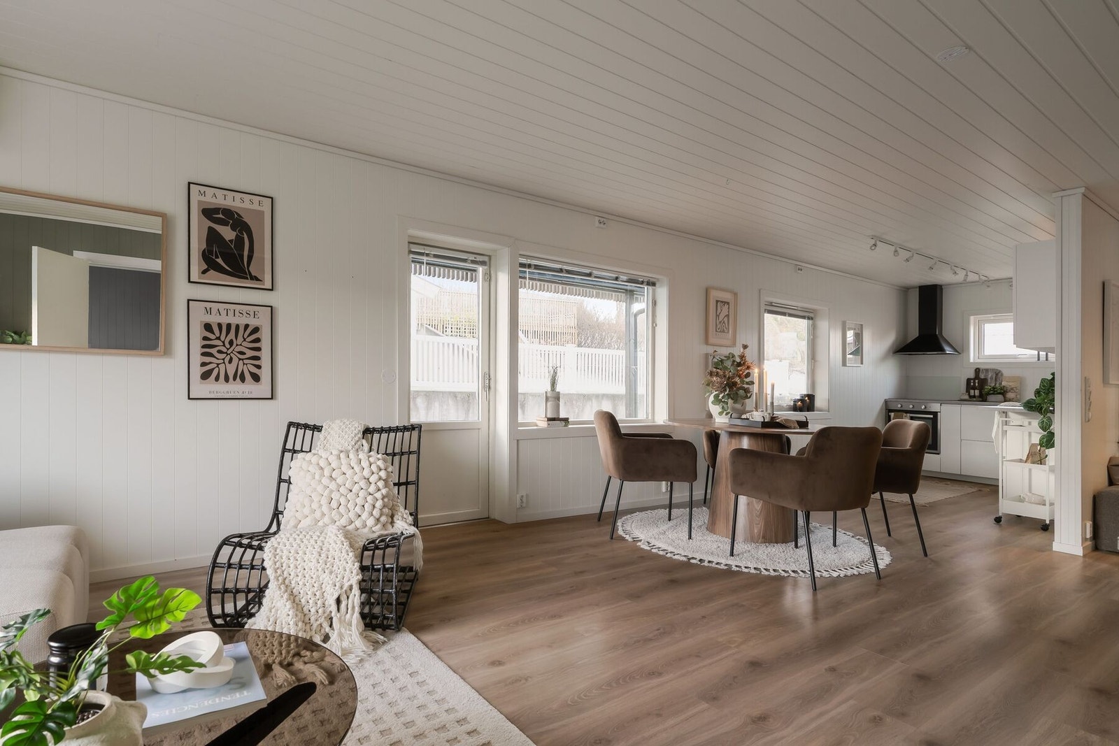 Fra stuen har man utgang til markterrasse og plen Galleribilde