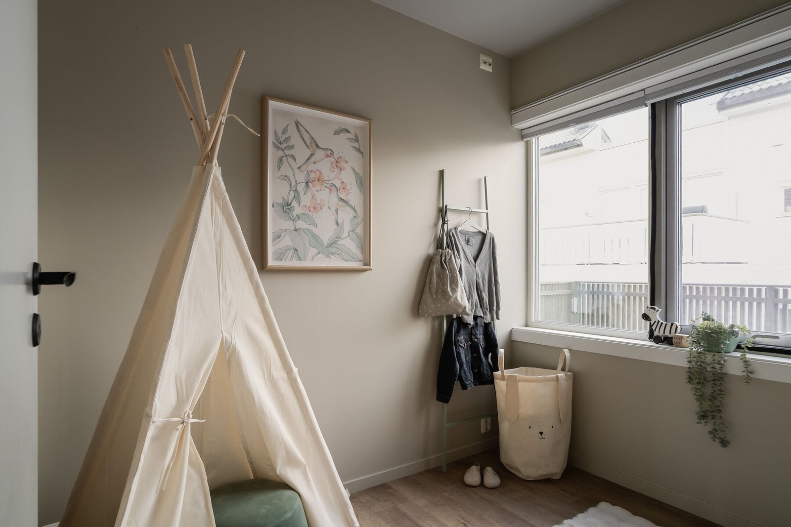 Leilighetens andre soverom brukes i dag som barnerom og har store vindusflater som gir rikelig med naturlig lys Galleribilde