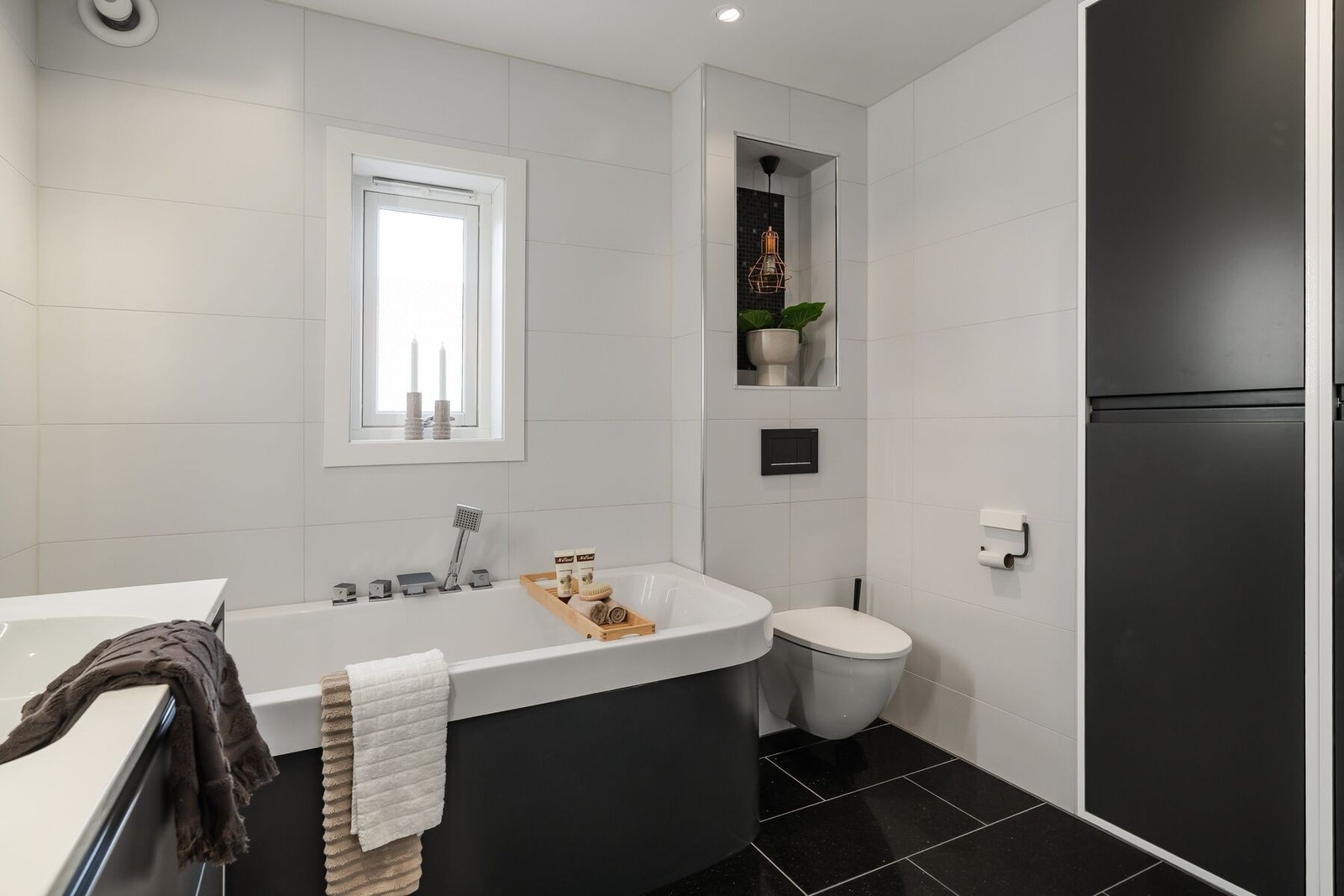 Nisjen i veggen er en fin detalj og gir ekstra plass til dekor eller oppbevaring Galleribilde