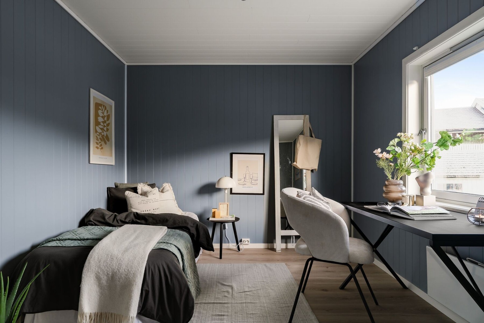 Det ene soverommet i 1. etg. er på 10,3 kvm. Galleribilde