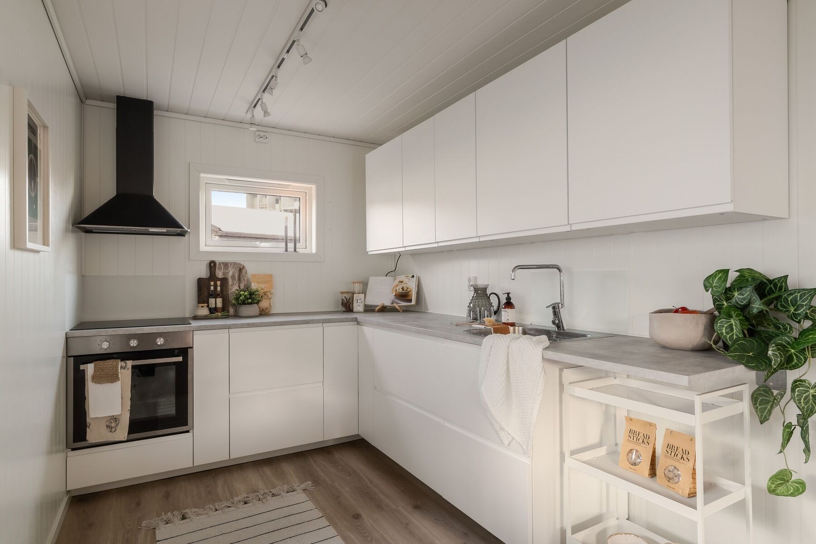 Lyst og tidløst IKEA-kjøkken Galleribilde