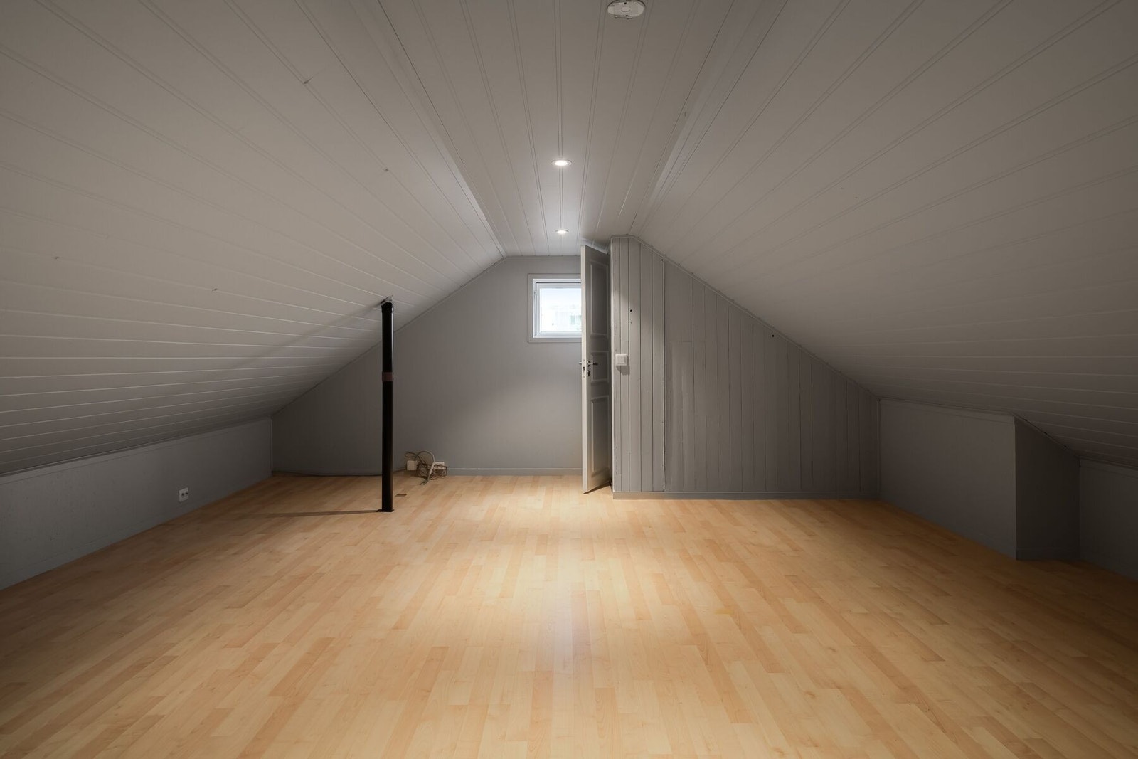 Dagens eier har etterisolert mot tak og etablert spotter Galleribilde