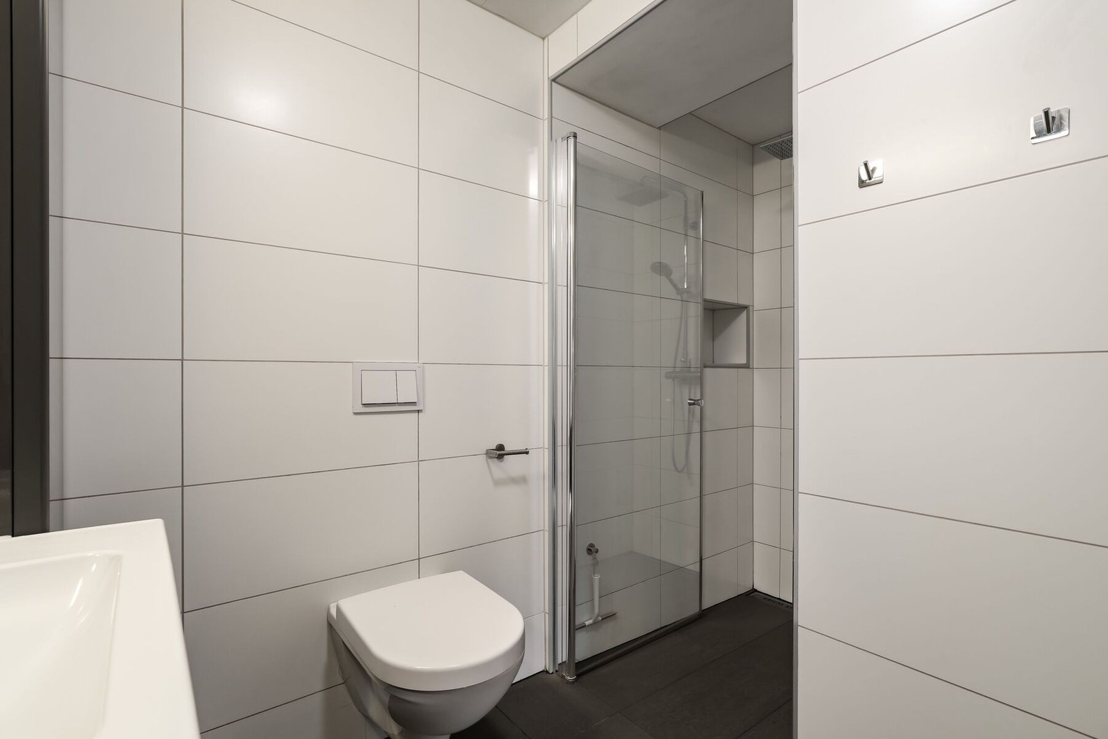 Badet har bl.a. fliser på gulv og vegger, varmekabler i gulv, regndusj og en praktisk nisje i dusjsonen Galleribilde