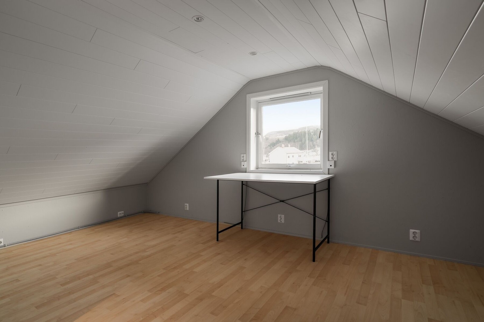 Det andre rommet på loftet er på 8 kvm. og er tidligere benyttet som kontor Galleribilde