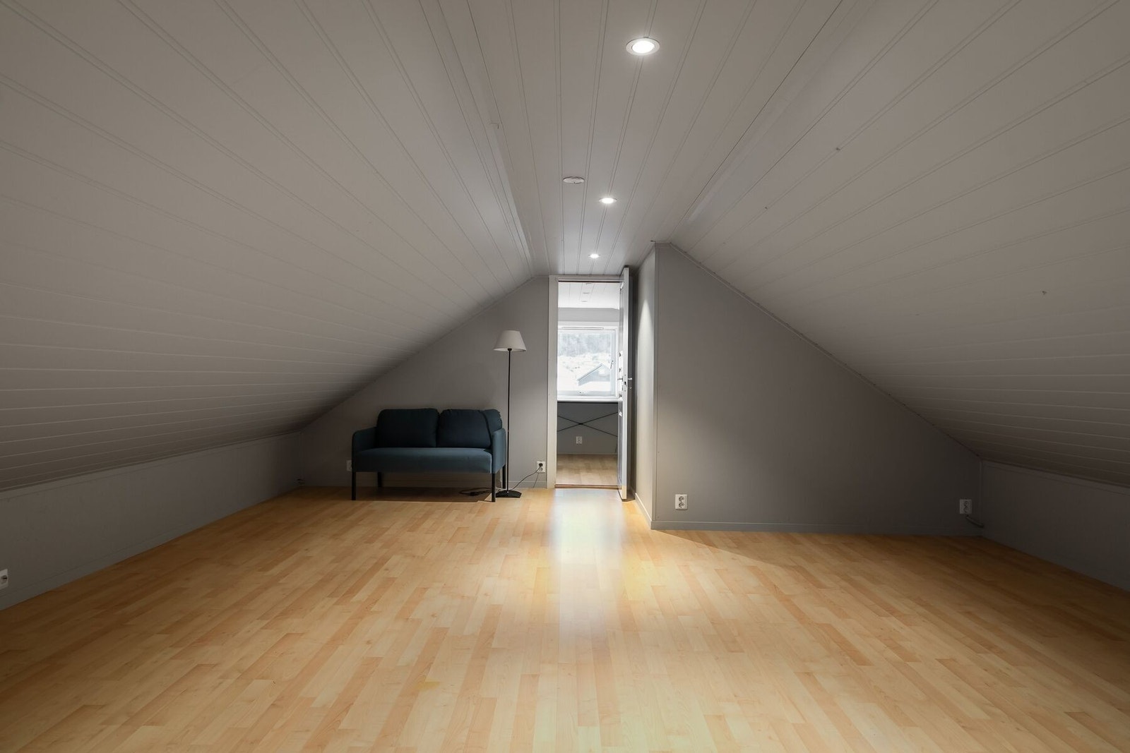 Praktisk loft som er delt opp i to rom, hvor det største er på 15,8 kvm. Galleribilde