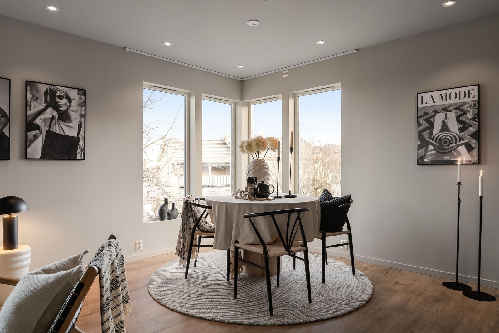 Hyggelig spiseplass med utsyn mot nabolaget Galleribilde