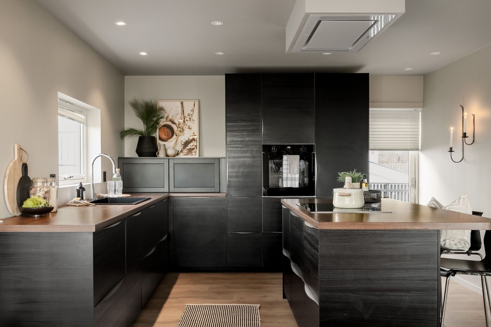 Innholdsrikt kjøkken fra 2015 som har rikelig med skap- og benkeplass Galleribilde