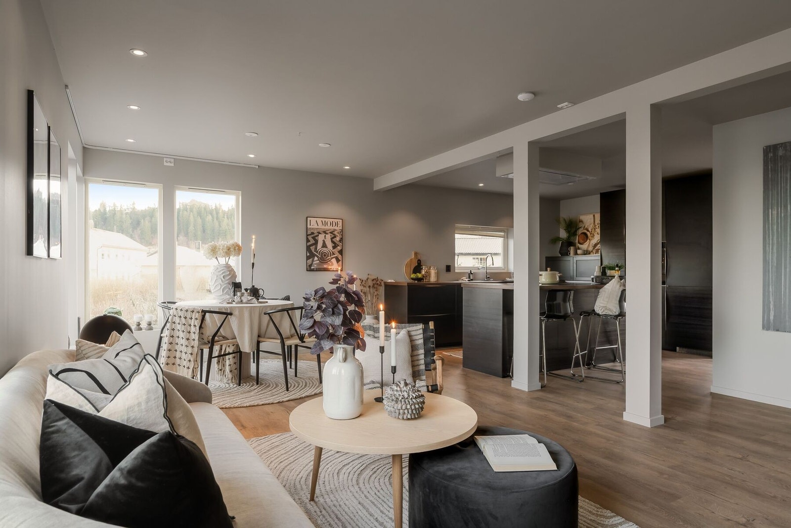 Boligen har gjennomgående gode farge- og materialvalg og i 2. etasje er det listfri utførelse mellom vegg og tak, dimbare downlights i tak og store vindusflater Galleribilde