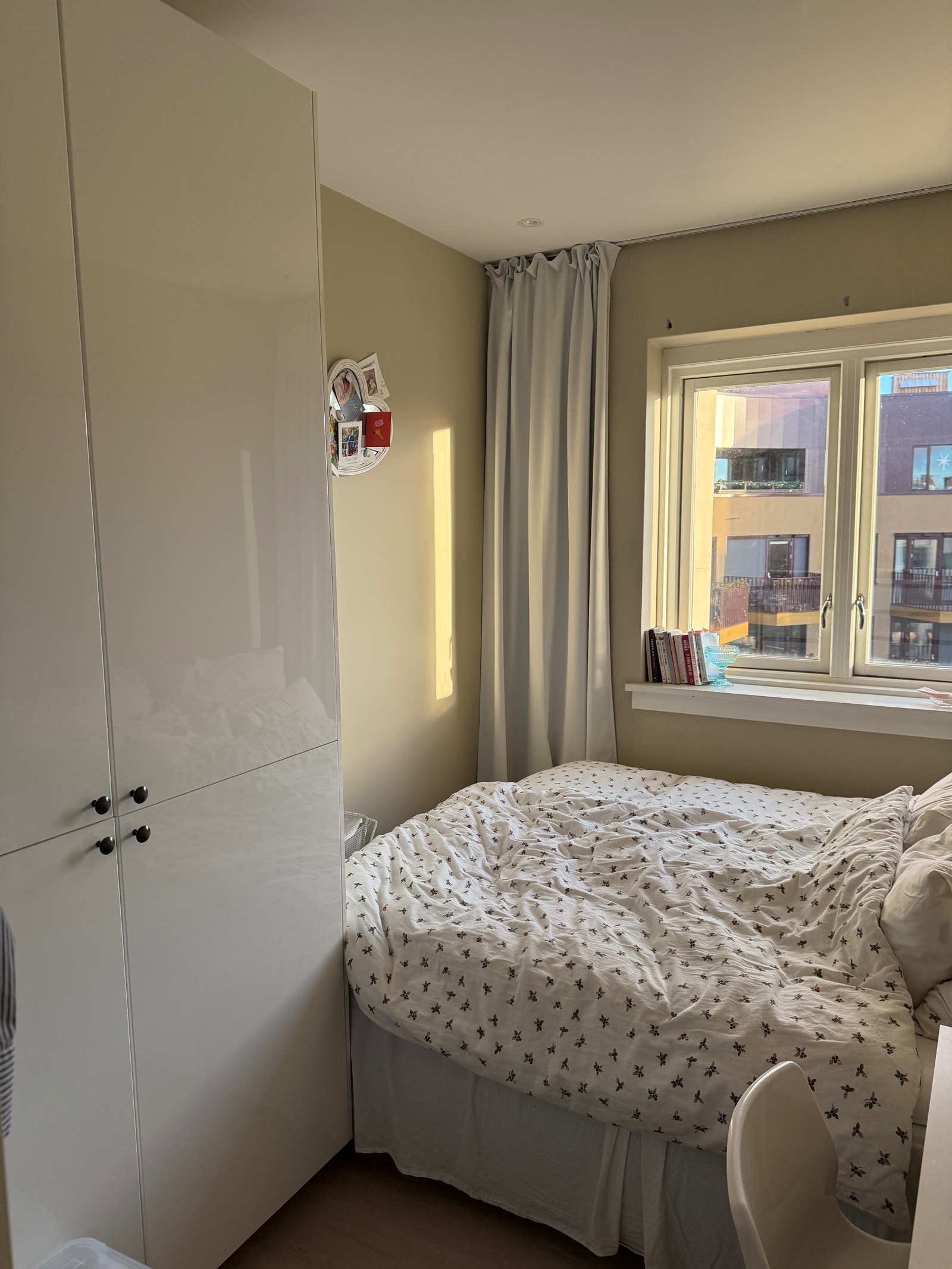 Soverom med seng og 2 skap (1 skap ikke avbildet). Galleribilde