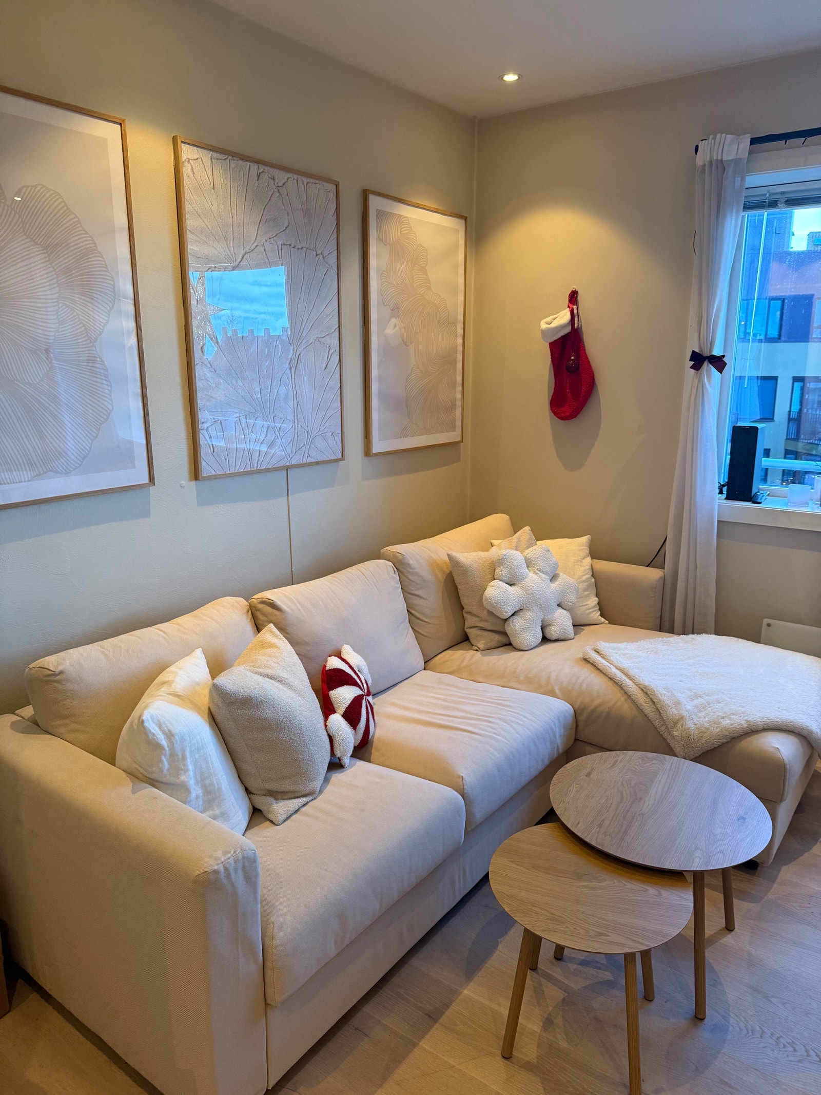 Sofa i stuen. Galleribilde