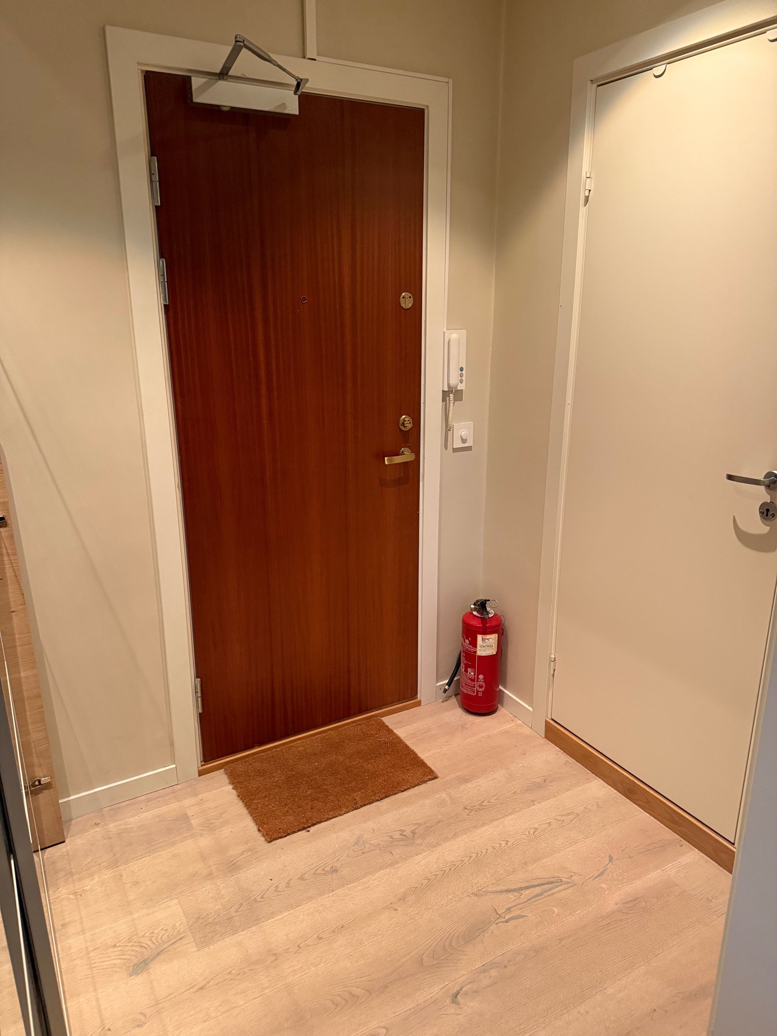 Gang med dør til bad. Galleribilde