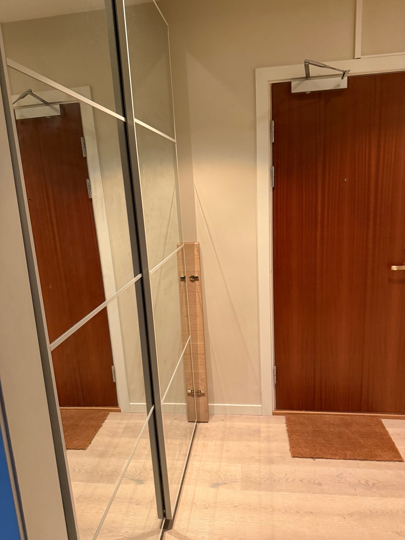 Gang med garderobeskap. Galleribilde