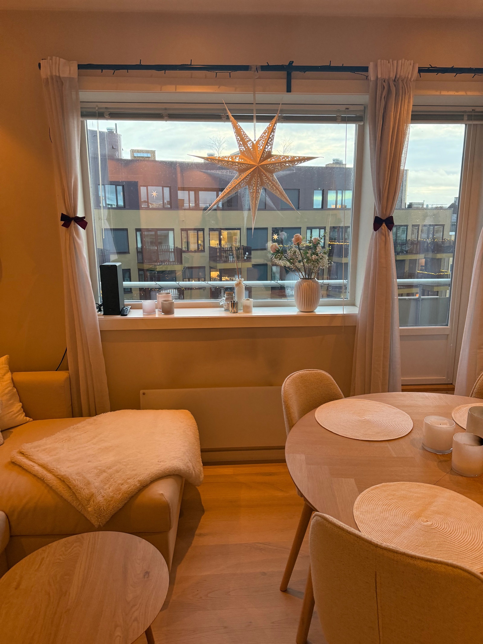 Stuen med balkong utenfor vindu. Galleribilde