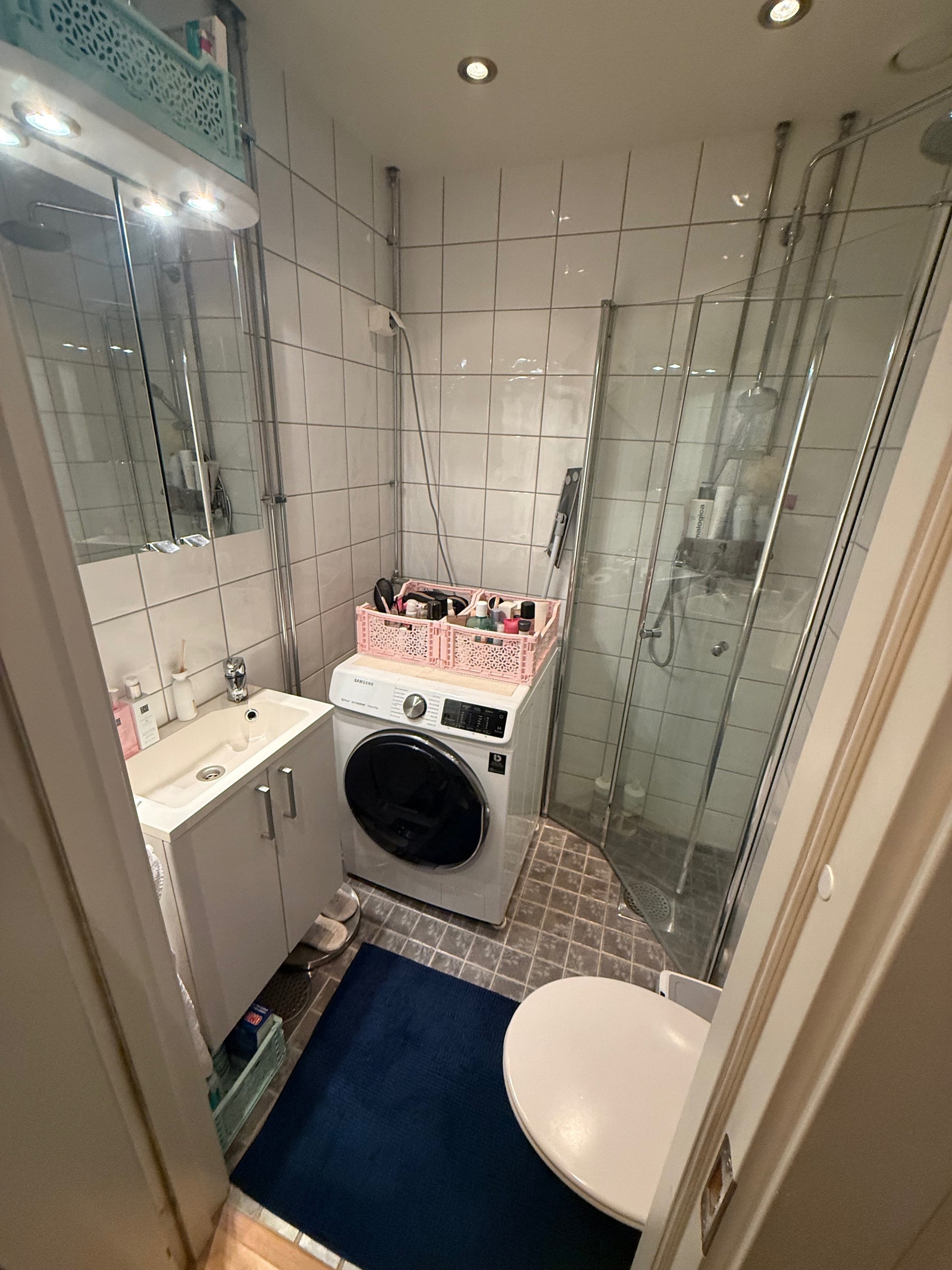 Bad med vaskemaskin. Galleribilde