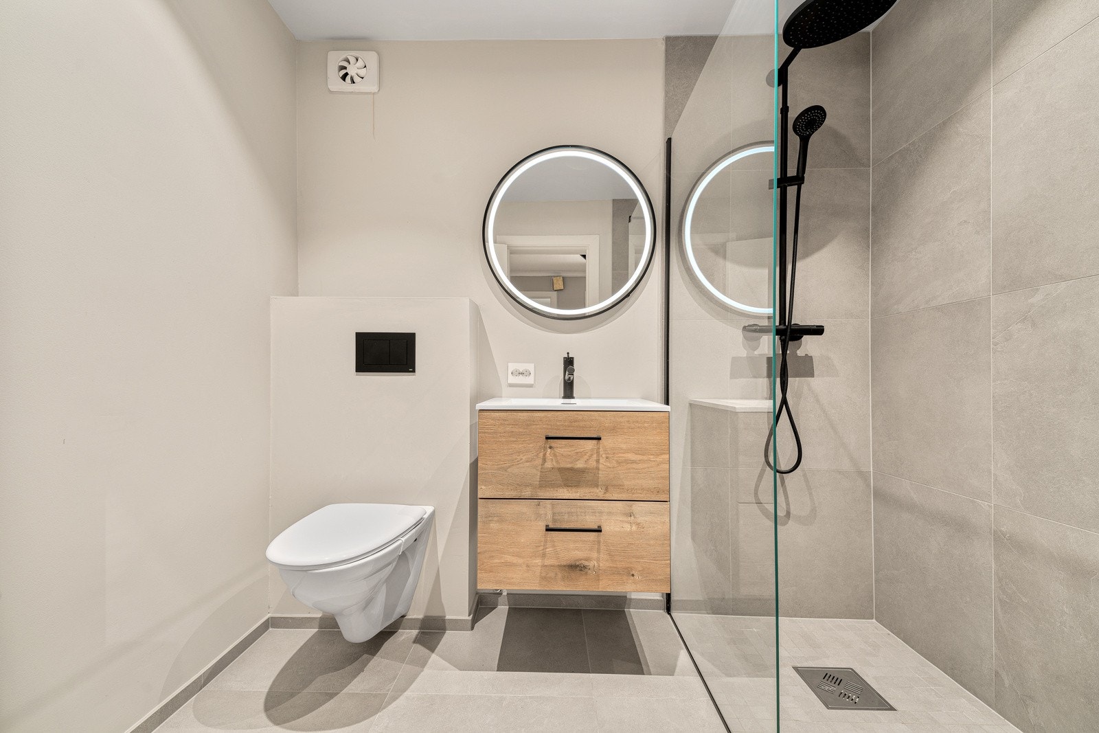 Pent oppusset bad Galleribilde