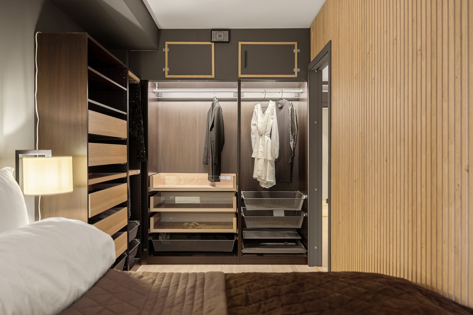 Det er laget til god garderobeløsning på soverommet. Galleribilde