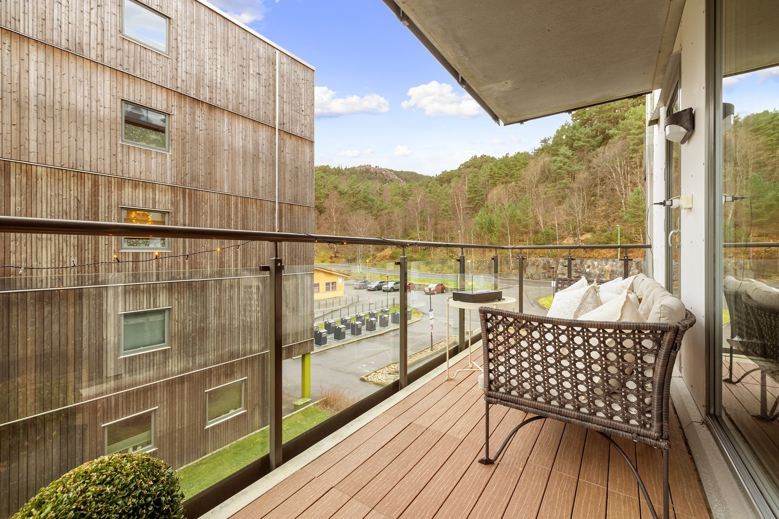 Ettersom balkongen er overbygget er bruksmulighetene større og utemøblene får bedre beskyttelse. Galleribilde