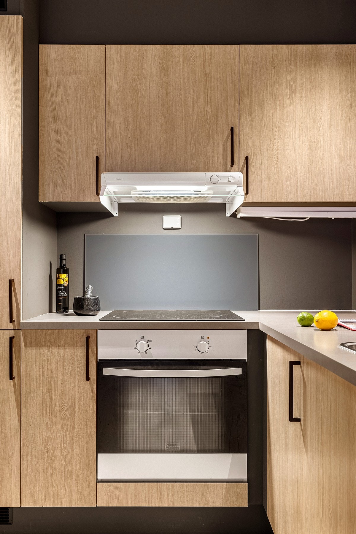 På kjøkkenet er det integrert stekeovn, platetopp, oppvaskmaskin, ventilator og kjøleskap med frysedel. Galleribilde