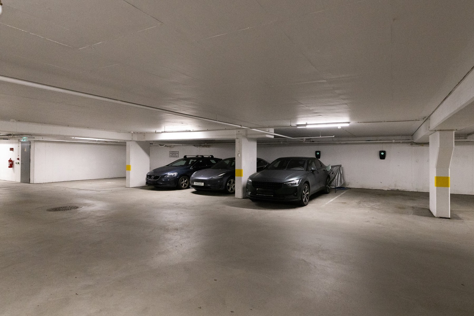 Fast garasjeplass i felles garasjeanlegg med elbillader. Galleribilde